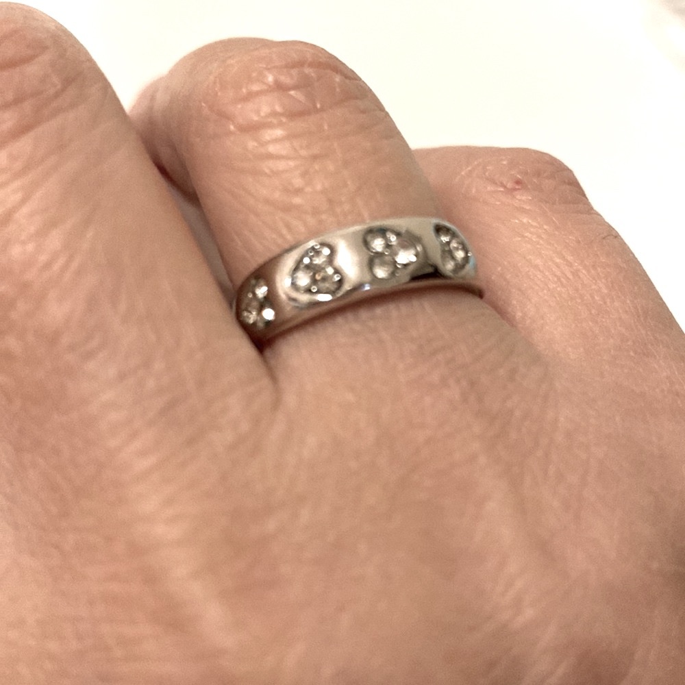 Silver ring with white zircon stones
So fancy 😍